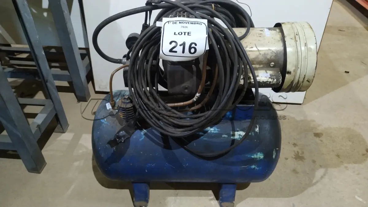 LOTE 216 - 01 COMPRESSOR DE AR. (NO ESTADO) ATENÇÃO! FAZER A VISITAÇÃO ANTES DE ARREMATAR, NÃO SABEMOS SE FUNCIONA, LEILÃO NÃO TEM GARANTIA E NEM DEVOLUÇÃO, SUJEITO A POSSÍVEIS AVARIAS VISÍVEIS/OCULTAS E/OU AUSÊNCIA DE COMPONENTES.