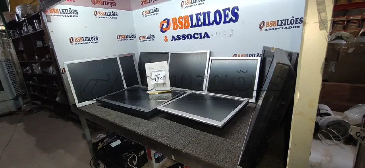 LOTE 174 - 09 MONITORES DE MARCAS E MODELOS DIVERSOS. (NO ESTADO) ATENÇÃO! FAZER A VISITAÇÃO ANTES DE ARREMATAR, NÃO SABEMOS SE FUNCIONA, LEILÃO NÃO TEM GARANTIA E NEM DEVOLUÇÃO, SUJEITO A POSSÍVEIS AVARIAS VISÍVEIS/OCULTAS E/OU AUSÊNCIA DE COMPONENTES.