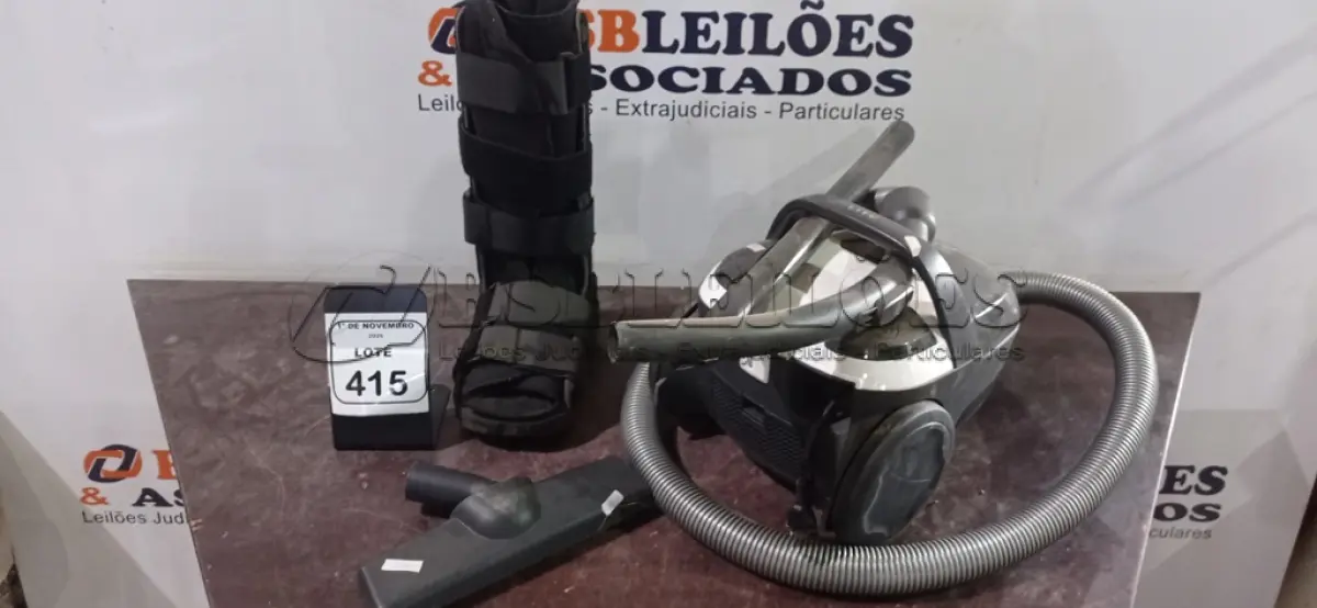 LOTE 415 - 01 ASPIRADOR DE PÓ MARCA ELECTROLUX E 01 BOTA ORTOPÉDICA. (NO ESTADO) ATENÇÃO! FAZER A VISITAÇÃO ANTES DE ARREMATAR, NÃO SABEMOS SE FUNCIONA, LEILÃO NÃO TEM GARANTIA E NEM DEVOLUÇÃO, SUJEITO A POSSÍVEIS AVARIAS VISÍVEIS/OCULTAS E/OU AUSÊNCIA DE COMPONENTES.