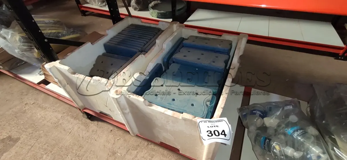 LOTE 304 - 01 LOTE COM GRANDE QUANTIDADE DE PLACAS DE GELO ARTIFICIAL REUTILIZÁVEL. (NO ESTADO) ATENÇÃO! FAZER A VISITAÇÃO ANTES DE ARREMATAR, NÃO SABEMOS SE FUNCIONA, LEILÃO NÃO TEM GARANTIA E NEM DEVOLUÇÃO, SUJEITO A POSSÍVEIS AVARIAS VISÍVEIS/OCULTAS E/OU AUSÊNCIA DE COMPONENTES.