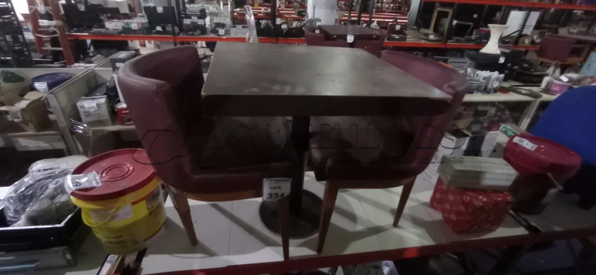 LOTE 334 - 02 CADEIRAS DE MADEIRA COM ASSENTOS ALMOFADADOS E 01 MESA DE MADEIRA COM TAMPO DE 70X68 CM. (NO ESTADO) ATENÇÃO! FAZER A VISITAÇÃO ANTES DE ARREMATAR, NÃO SABEMOS SE FUNCIONA, LEILÃO NÃO TEM GARANTIA E NEM DEVOLUÇÃO, SUJEITO A POSSÍVEIS AVARIAS VISÍVEIS/OCULTAS E/OU AUSÊNCIA DE COMPONENTES.