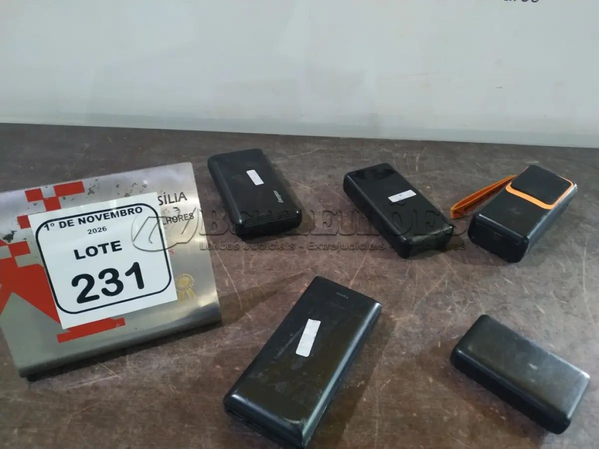LOTE 231 - 05 POWER BANKS DE MARCAS E POTÊNCIAS DIVERSAS. (NO ESTADO) ATENÇÃO! FAZER A VISITAÇÃO ANTES DE ARREMATAR, NÃO SABEMOS SE FUNCIONA, LEILÃO NÃO TEM GARANTIA E NEM DEVOLUÇÃO, SUJEITO A POSSÍVEIS AVARIAS VISÍVEIS/OCULTAS E/OU AUSÊNCIA DE COMPONENTES.