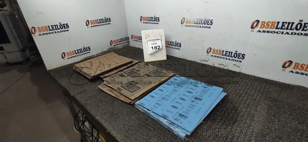 LOTE 182 - 01 LOTE COM GRANDE QUANTIDADE DE FOLHAS DE LIXA DE MARCAS E ESPESSURAS DIVERSAS. (NO ESTADO) ATENÇÃO! FAZER A VISITAÇÃO ANTES DE ARREMATAR, NÃO SABEMOS SE FUNCIONA, LEILÃO NÃO TEM GARANTIA E NEM DEVOLUÇÃO, SUJEITO A POSSÍVEIS AVARIAS VISÍVEIS/OCULTAS E/OU AUSÊNCIA DE COMPONENTES.