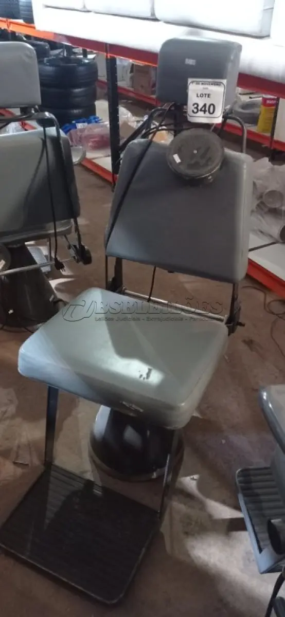 LOTE 340 - 01 POLTRONA DE COLETA DE SANGUE. (NO ESTADO) ATENÇÃO! FAZER A VISITAÇÃO ANTES DE ARREMATAR, NÃO SABEMOS SE FUNCIONA, LEILÃO NÃO TEM GARANTIA E NEM DEVOLUÇÃO, SUJEITO A POSSÍVEIS AVARIAS VISÍVEIS/OCULTAS E/OU AUSÊNCIA DE COMPONENTES.