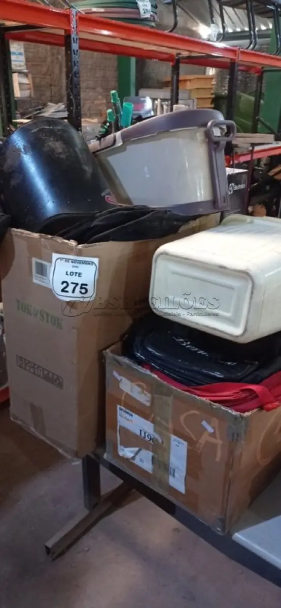 LOTE 275 - 01 ASPIRADOR DE PÓ, 02 BALDES DE ESFREGÃO, 01 LIXEIRA, VÁRIAS BOLSAS, MOCHILAS E CABIDES DE MODELOS DIVERSOS. (NO ESTADO) ATENÇÃO! FAZER A VISITAÇÃO ANTES DE ARREMATAR, NÃO SABEMOS SE FUNCIONA, LEILÃO NÃO TEM GARANTIA E NEM DEVOLUÇÃO, SUJEITO A POSSÍVEIS AVARIAS VISÍVEIS/OCULTAS E/OU AUSÊNCIA DE COMPONENTES.
