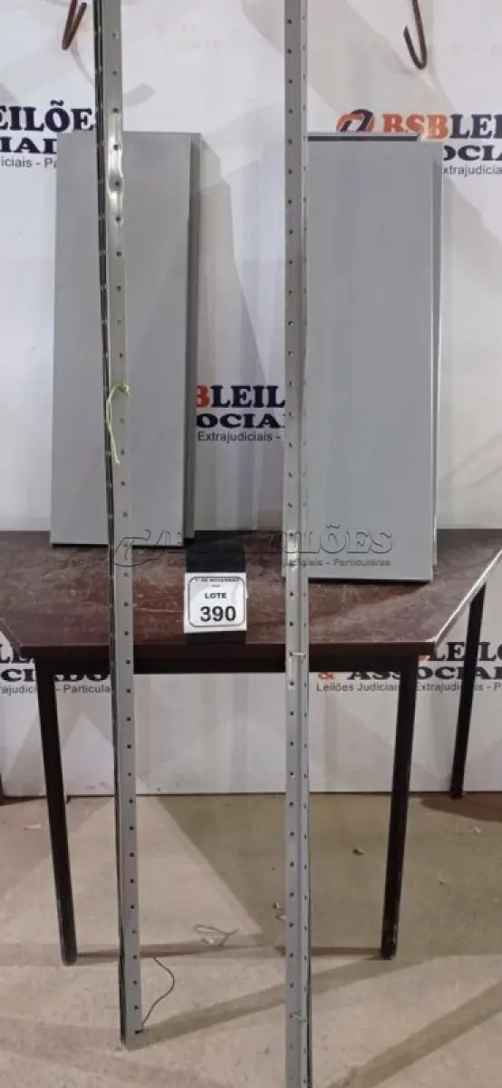 LOTE 390 - 02 ESTANTES DE FERRO DESMONTADAS DE APROXIMADAMENTE 1,95X0,95M COM 06 PRATELEIRAS CADA. (NO ESTADO) ATENÇÃO! FAZER A VISITAÇÃO ANTES DE ARREMATAR, NÃO SABEMOS SE FUNCIONA, LEILÃO NÃO TEM GARANTIA E NEM DEVOLUÇÃO, SUJEITO A POSSÍVEIS AVARIAS VISÍVEIS/OCULTAS E/OU AUSÊNCIA DE COMPONENTES.