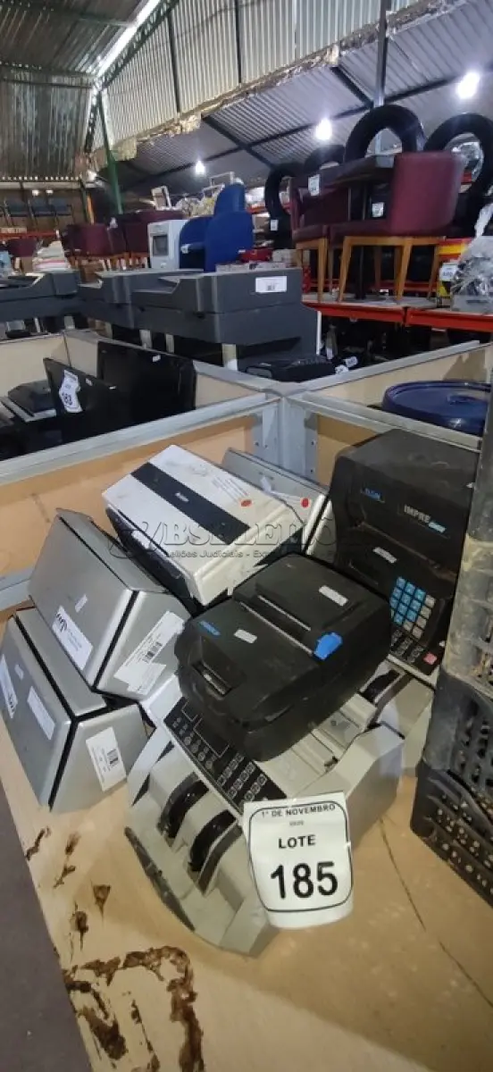 LOTE 185 - 08 SCANNERS DE MARCAS E MODELOS DIVERSOS. 02 MÁQUINAS DE CONTAR CÉDULAS, 01 IMPRESSORA TÉRMICA E 02 RELÓGIOS DE PONTO. (NO ESTADO) ATENÇÃO! FAZER A VISITAÇÃO ANTES DE ARREMATAR, NÃO SABEMOS SE FUNCIONA, LEILÃO NÃO TEM GARANTIA E NEM DEVOLUÇÃO, SUJEITO A POSSÍVEIS AVARIAS VISÍVEIS/OCULTAS E/OU AUSÊNCIA DE COMPONENTES.