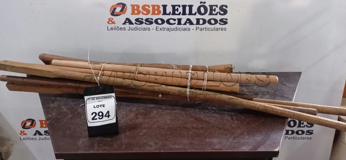 LOTE 294 - 09 CABOS DE MADEIRA PARA FERRAMENTAS MANUAIS DE TAMANHOS DIVERSOS. (NO ESTADO) ATENÇÃO! FAZER A VISITAÇÃO ANTES DE ARREMATAR, NÃO SABEMOS SE FUNCIONA, LEILÃO NÃO TEM GARANTIA E NEM DEVOLUÇÃO, SUJEITO A POSSÍVEIS AVARIAS VISÍVEIS/OCULTAS E/OU AUSÊNCIA DE COMPONENTES.