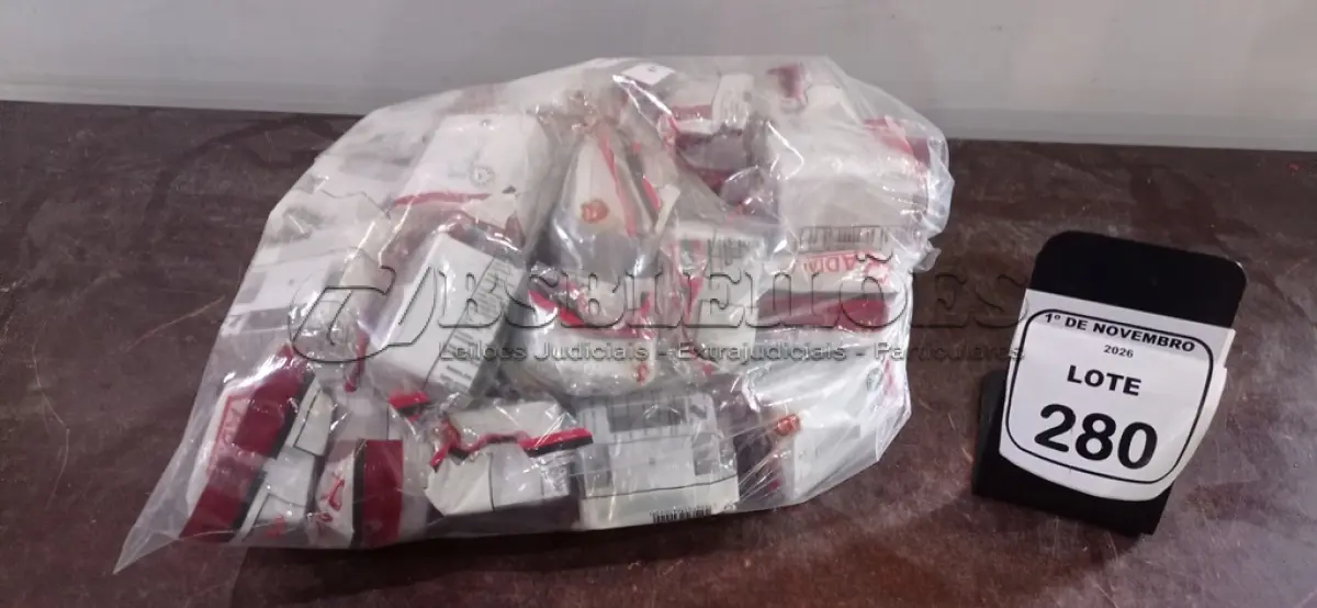 LOTE 280 - 01 LOTE COM GRANDE QUANTIDADE DE INTERRUPTORES. (NO ESTADO) ATENÇÃO! FAZER A VISITAÇÃO ANTES DE ARREMATAR, NÃO SABEMOS SE FUNCIONA, LEILÃO NÃO TEM GARANTIA E NEM DEVOLUÇÃO, SUJEITO A POSSÍVEIS AVARIAS VISÍVEIS/OCULTAS E/OU AUSÊNCIA DE COMPONENTES.