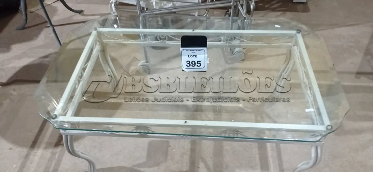 LOTE 395 - 01 MESA DE CENTRO COM BASE DE FERRO E TAMPO EM VIDRO DE 1,20X0,70M. (NO ESTADO) ATENÇÃO! FAZER A VISITAÇÃO ANTES DE ARREMATAR, NÃO SABEMOS SE FUNCIONA, LEILÃO NÃO TEM GARANTIA E NEM DEVOLUÇÃO, SUJEITO A POSSÍVEIS AVARIAS VISÍVEIS/OCULTAS E/OU AUSÊNCIA DE COMPONENTES.