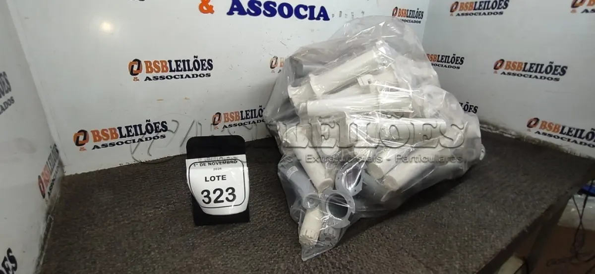 LOTE 323 - 01 LOTE COM GRANDE QUANTIDADE DE PÉS DE ENCAIXE DE PLÁSTICO PARA MÓVEIS. (NO ESTADO) ATENÇÃO! FAZER A VISITAÇÃO ANTES DE ARREMATAR, NÃO SABEMOS SE FUNCIONA, LEILÃO NÃO TEM GARANTIA E NEM DEVOLUÇÃO, SUJEITO A POSSÍVEIS AVARIAS VISÍVEIS/OCULTAS E/OU AUSÊNCIA DE COMPONENTES.