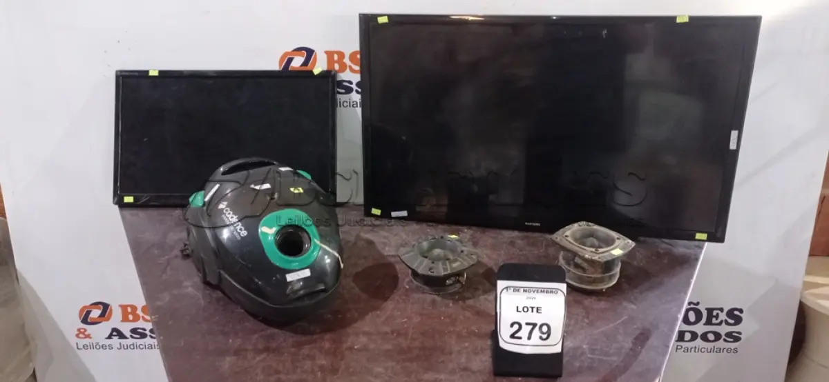 LOTE 279 - 01 TV 32’’ MARCA SAMSUNG, 01 MONITOR 22’’ MARCA LG, 02 TWEETERS E 01 ASPIRADOR DE PÓ MARCA CADENCE INCOMPLETO PARA RETIRADA DE PEÇAS. (NO ESTADO) ATENÇÃO! FAZER A VISITAÇÃO ANTES DE ARREMATAR, NÃO SABEMOS SE FUNCIONA, LEILÃO NÃO TEM GARANTIA E NEM DEVOLUÇÃO, SUJEITO A POSSÍVEIS AVARIAS VISÍVEIS/OCULTAS E/OU AUSÊNCIA DE COMPONENTES.