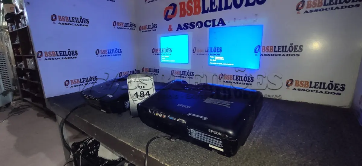 LOTE 184 - 02 PROJETORES MARCA EPSON SEM CABOS. (NO ESTADO) ATENÇÃO! FAZER A VISITAÇÃO ANTES DE ARREMATAR, NÃO SABEMOS SE FUNCIONA, LEILÃO NÃO TEM GARANTIA E NEM DEVOLUÇÃO, SUJEITO A POSSÍVEIS AVARIAS VISÍVEIS/OCULTAS E/OU AUSÊNCIA DE COMPONENTES.
