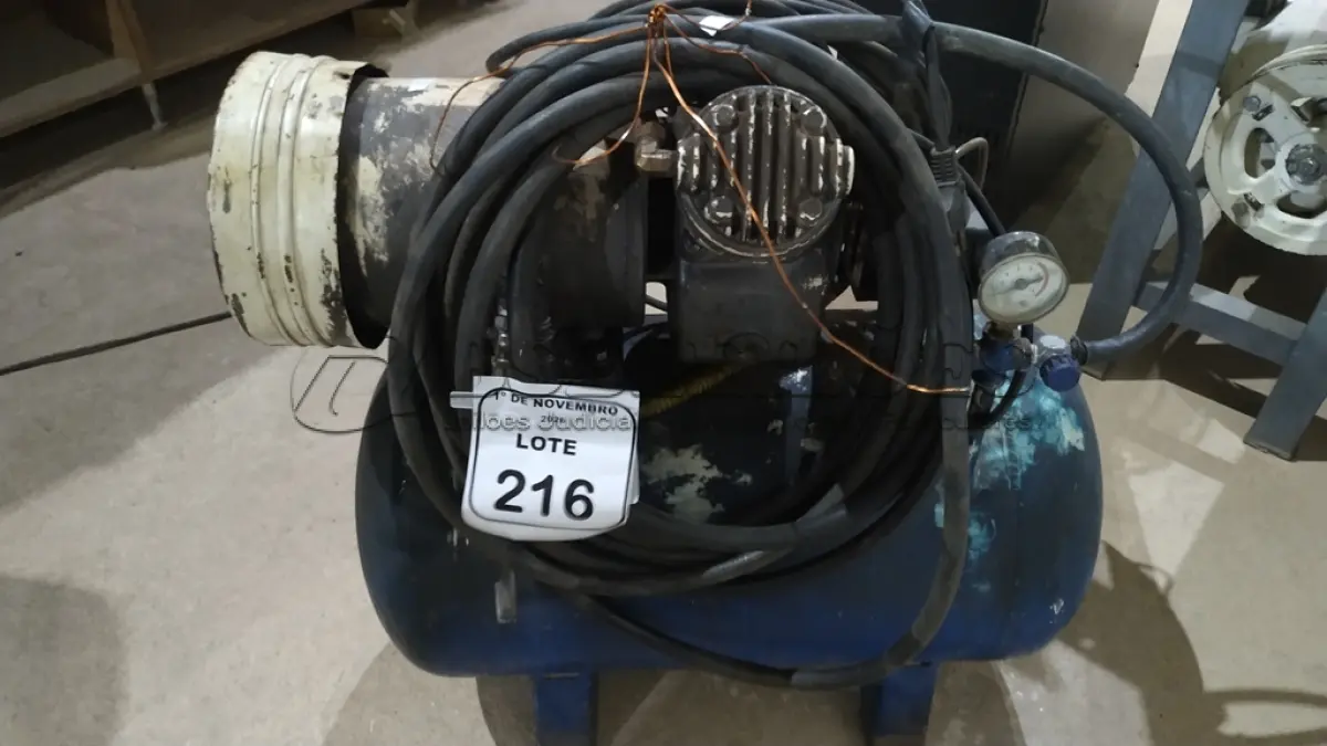 LOTE 216 - 01 COMPRESSOR DE AR. (NO ESTADO) ATENÇÃO! FAZER A VISITAÇÃO ANTES DE ARREMATAR, NÃO SABEMOS SE FUNCIONA, LEILÃO NÃO TEM GARANTIA E NEM DEVOLUÇÃO, SUJEITO A POSSÍVEIS AVARIAS VISÍVEIS/OCULTAS E/OU AUSÊNCIA DE COMPONENTES.