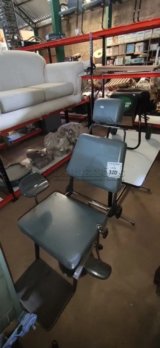 LOTE 320 - 01 POLTRONA DE COLETA DE SANGUE. (NO ESTADO) ATENÇÃO! FAZER A VISITAÇÃO ANTES DE ARREMATAR, NÃO SABEMOS SE FUNCIONA, LEILÃO NÃO TEM GARANTIA E NEM DEVOLUÇÃO, SUJEITO A POSSÍVEIS AVARIAS VISÍVEIS/OCULTAS E/OU AUSÊNCIA DE COMPONENTES.