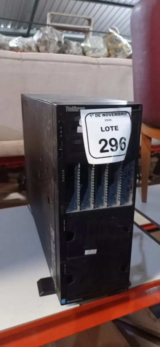 LOTE 296 - 01 SERVIDOR SÉRIE THINKSERVER MARCA LENOVO. (NO ESTADO) ATENÇÃO! FAZER A VISITAÇÃO ANTES DE ARREMATAR, NÃO SABEMOS SE FUNCIONA, LEILÃO NÃO TEM GARANTIA E NEM DEVOLUÇÃO, SUJEITO A POSSÍVEIS AVARIAS VISÍVEIS/OCULTAS E/OU AUSÊNCIA DE COMPONENTES.
