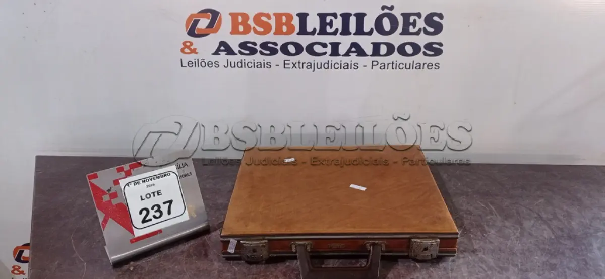 LOTE 237 - 01 PASTA EXECUTIVA EM COURO. (NO ESTADO) ATENÇÃO! FAZER A VISITAÇÃO ANTES DE ARREMATAR, NÃO SABEMOS SE FUNCIONA, LEILÃO NÃO TEM GARANTIA E NEM DEVOLUÇÃO, SUJEITO A POSSÍVEIS AVARIAS VISÍVEIS/OCULTAS E/OU AUSÊNCIA DE COMPONENTES.