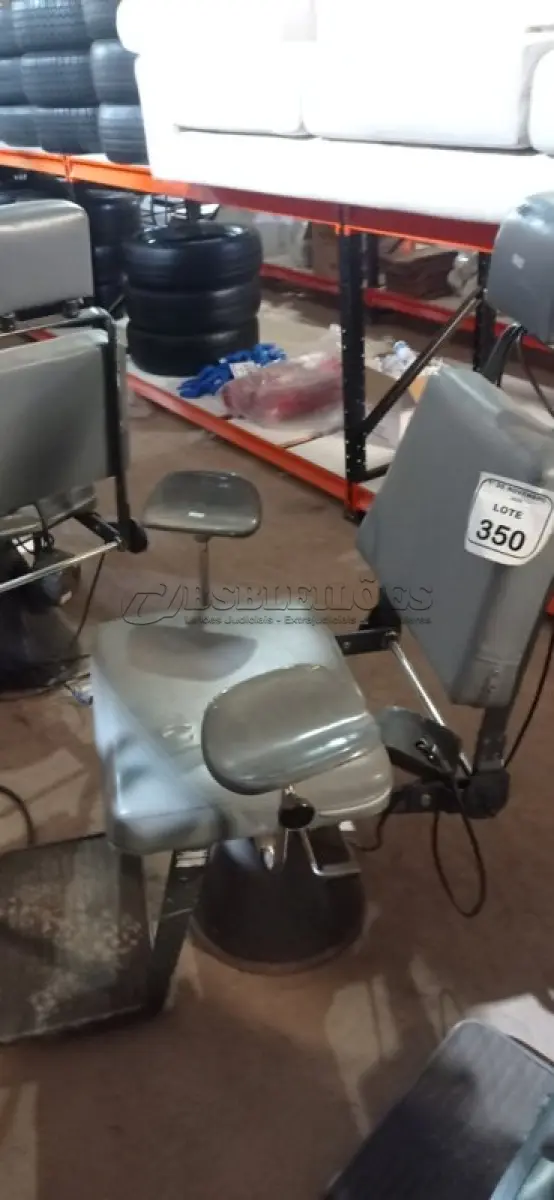 LOTE 350 - 01 POLTRONA DE COLETA DE SANGUE. (NO ESTADO) ATENÇÃO! FAZER A VISITAÇÃO ANTES DE ARREMATAR, NÃO SABEMOS SE FUNCIONA, LEILÃO NÃO TEM GARANTIA E NEM DEVOLUÇÃO, SUJEITO A POSSÍVEIS AVARIAS VISÍVEIS/OCULTAS E/OU AUSÊNCIA DE COMPONENTES.
