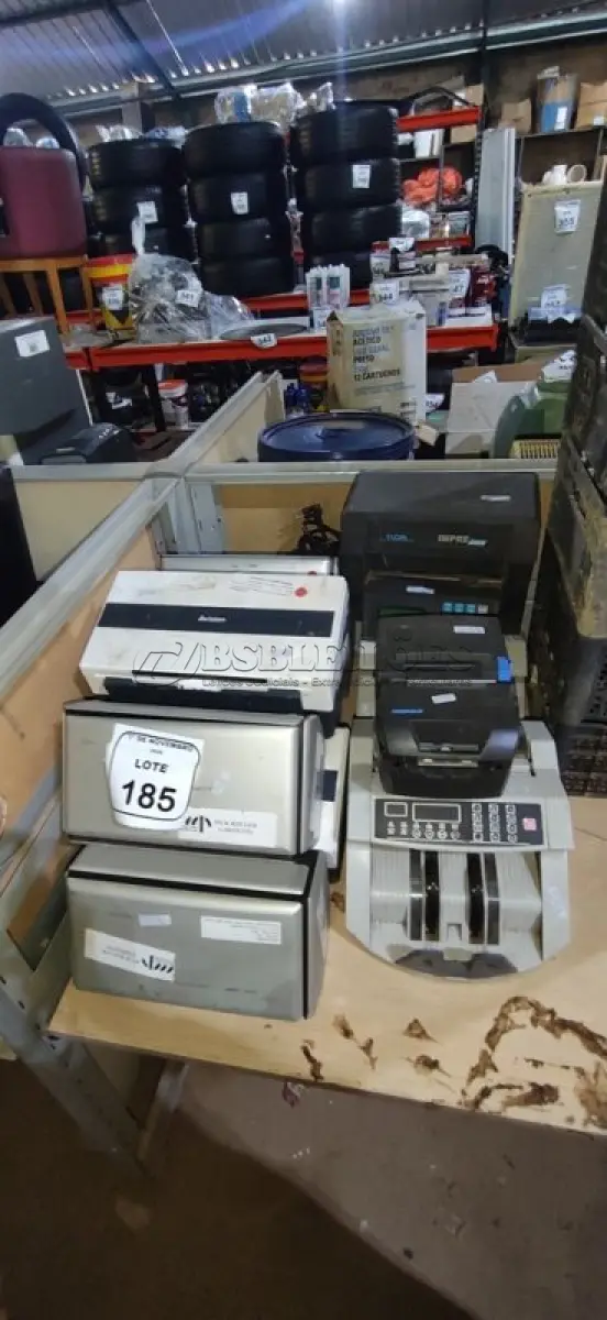 LOTE 185 - 08 SCANNERS DE MARCAS E MODELOS DIVERSOS. 02 MÁQUINAS DE CONTAR CÉDULAS, 01 IMPRESSORA TÉRMICA E 02 RELÓGIOS DE PONTO. (NO ESTADO) ATENÇÃO! FAZER A VISITAÇÃO ANTES DE ARREMATAR, NÃO SABEMOS SE FUNCIONA, LEILÃO NÃO TEM GARANTIA E NEM DEVOLUÇÃO, SUJEITO A POSSÍVEIS AVARIAS VISÍVEIS/OCULTAS E/OU AUSÊNCIA DE COMPONENTES.