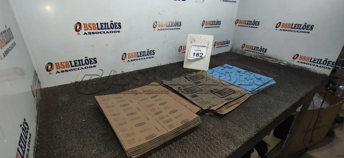 LOTE 182 - 01 LOTE COM GRANDE QUANTIDADE DE FOLHAS DE LIXA DE MARCAS E ESPESSURAS DIVERSAS. (NO ESTADO) ATENÇÃO! FAZER A VISITAÇÃO ANTES DE ARREMATAR, NÃO SABEMOS SE FUNCIONA, LEILÃO NÃO TEM GARANTIA E NEM DEVOLUÇÃO, SUJEITO A POSSÍVEIS AVARIAS VISÍVEIS/OCULTAS E/OU AUSÊNCIA DE COMPONENTES.