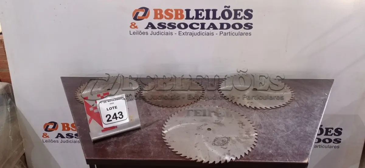 LOTE 243 - 04 SERRAS CIRCULARES DE FERRO. (NO ESTADO) ATENÇÃO! FAZER A VISITAÇÃO ANTES DE ARREMATAR, NÃO SABEMOS SE FUNCIONA, LEILÃO NÃO TEM GARANTIA E NEM DEVOLUÇÃO, SUJEITO A POSSÍVEIS AVARIAS VISÍVEIS/OCULTAS E/OU AUSÊNCIA DE COMPONENTES.