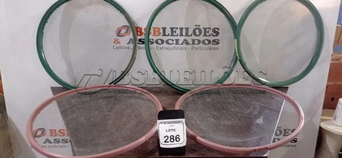 LOTE 286 - 05 PENEIRAS DE PEDREIRO. (NO ESTADO) ATENÇÃO! FAZER A VISITAÇÃO ANTES DE ARREMATAR, NÃO SABEMOS SE FUNCIONA, LEILÃO NÃO TEM GARANTIA E NEM DEVOLUÇÃO, SUJEITO A POSSÍVEIS AVARIAS VISÍVEIS/OCULTAS E/OU AUSÊNCIA DE COMPONENTES.