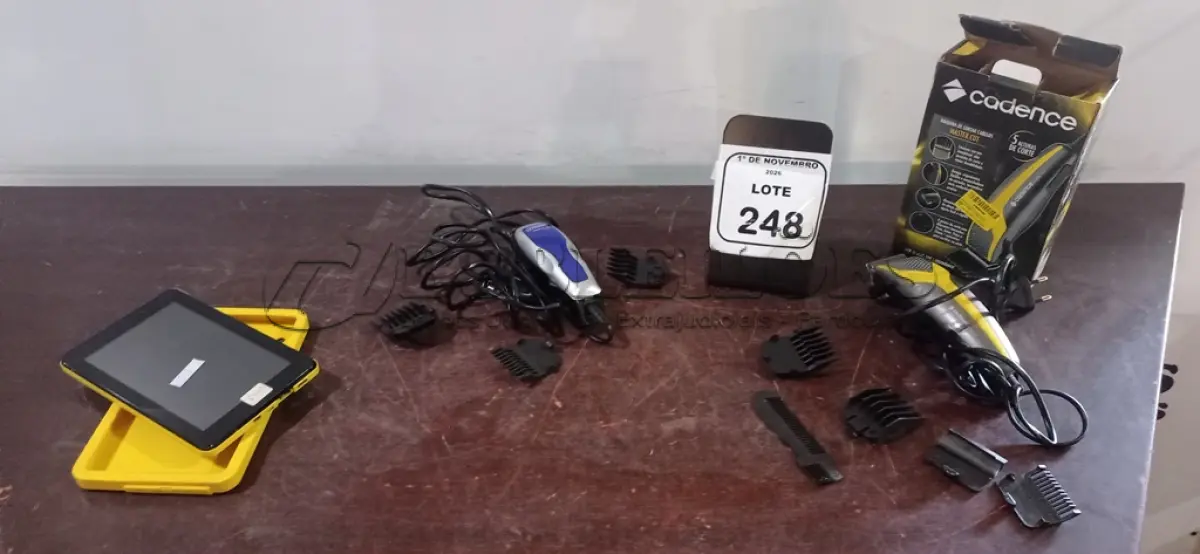 LOTE 248 - 02 MÁQUINAS DE CORTAR CABELO E 01 TABLET ESCOLAR MARCA CCE. (NO ESTADO) ATENÇÃO! FAZER A VISITAÇÃO ANTES DE ARREMATAR, NÃO SABEMOS SE FUNCIONA, LEILÃO NÃO TEM GARANTIA E NEM DEVOLUÇÃO, SUJEITO A POSSÍVEIS AVARIAS VISÍVEIS/OCULTAS E/OU AUSÊNCIA DE COMPONENTES.