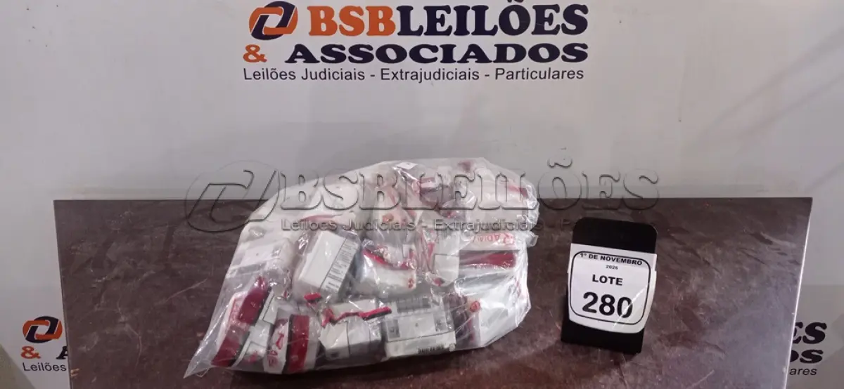 LOTE 280 - 01 LOTE COM GRANDE QUANTIDADE DE INTERRUPTORES. (NO ESTADO) ATENÇÃO! FAZER A VISITAÇÃO ANTES DE ARREMATAR, NÃO SABEMOS SE FUNCIONA, LEILÃO NÃO TEM GARANTIA E NEM DEVOLUÇÃO, SUJEITO A POSSÍVEIS AVARIAS VISÍVEIS/OCULTAS E/OU AUSÊNCIA DE COMPONENTES.