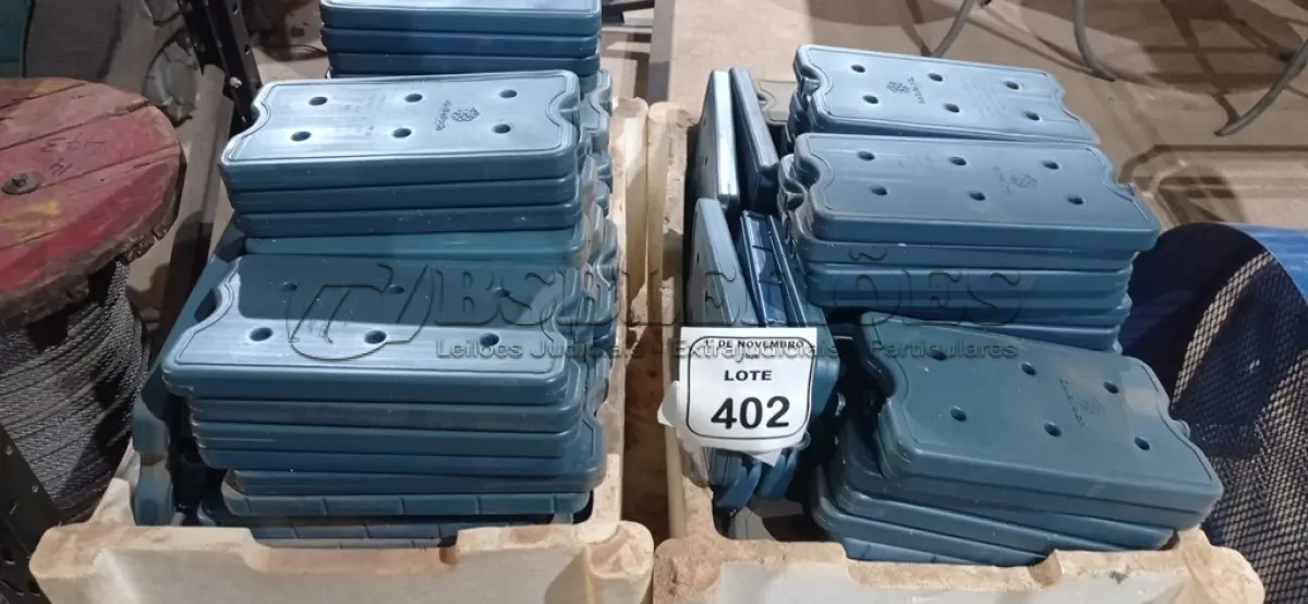 LOTE 402 - 01 LOTE COM GRANDE QUANTIDADE DE PLACAS DE GELO ARTIFICIAL REUTILIZÁVEL. (NO ESTADO) ATENÇÃO! FAZER A VISITAÇÃO ANTES DE ARREMATAR, NÃO SABEMOS SE FUNCIONA, LEILÃO NÃO TEM GARANTIA E NEM DEVOLUÇÃO, SUJEITO A POSSÍVEIS AVARIAS VISÍVEIS/OCULTAS E/OU AUSÊNCIA DE COMPONENTES.