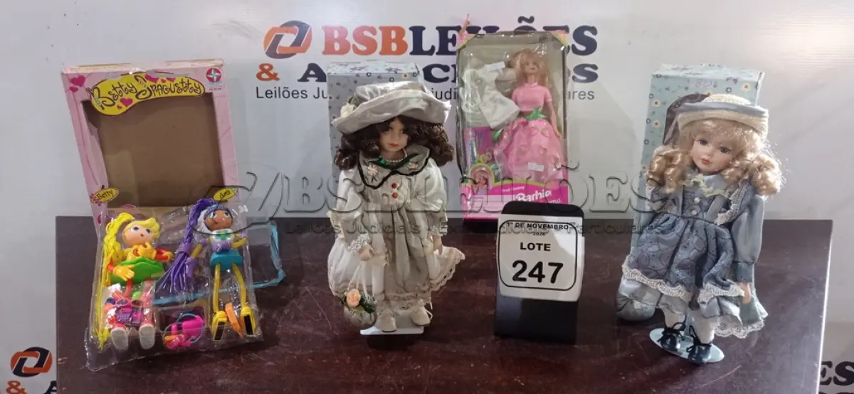 LOTE 247 - 02 BONECAS DE PORCELANA, 01 BONECA BARBIE E 02 BONECAS BETTY SPAGUETTY NA CAIXA. (NO ESTADO) ATENÇÃO! FAZER A VISITAÇÃO ANTES DE ARREMATAR, NÃO SABEMOS SE FUNCIONA, LEILÃO NÃO TEM GARANTIA E NEM DEVOLUÇÃO, SUJEITO A POSSÍVEIS AVARIAS VISÍVEIS/OCULTAS E/OU AUSÊNCIA DE COMPONENTES.