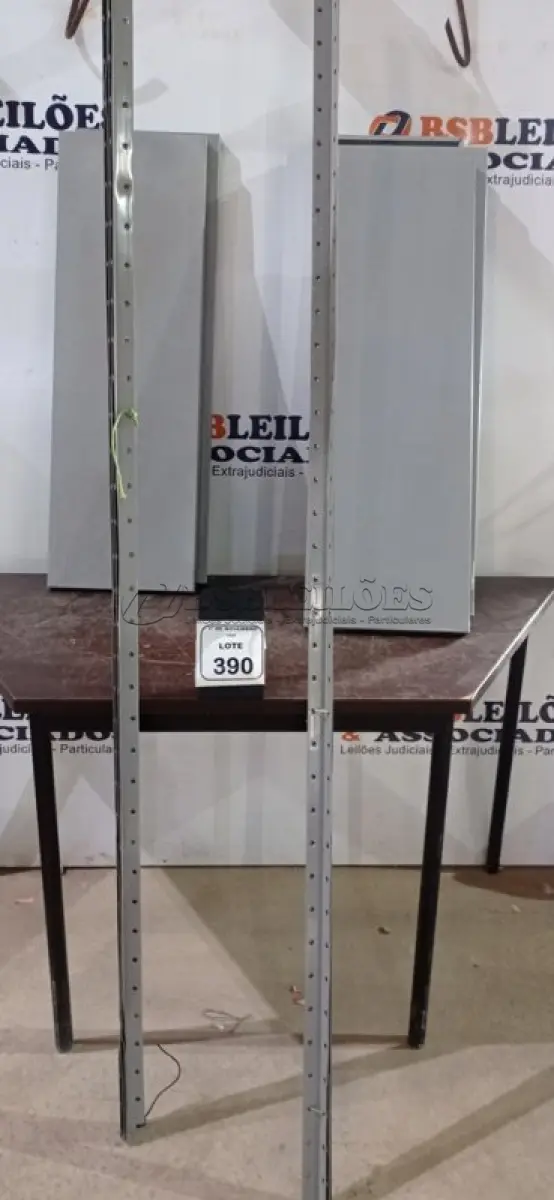 LOTE 390 - 02 ESTANTES DE FERRO DESMONTADAS DE APROXIMADAMENTE 1,95X0,95M COM 06 PRATELEIRAS CADA. (NO ESTADO) ATENÇÃO! FAZER A VISITAÇÃO ANTES DE ARREMATAR, NÃO SABEMOS SE FUNCIONA, LEILÃO NÃO TEM GARANTIA E NEM DEVOLUÇÃO, SUJEITO A POSSÍVEIS AVARIAS VISÍVEIS/OCULTAS E/OU AUSÊNCIA DE COMPONENTES.