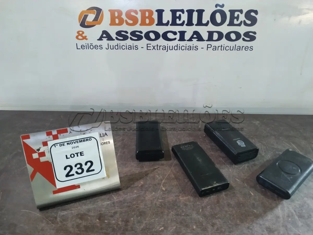LOTE 232 - 04 POWER BANKS DE MARCAS E POTÊNCIAS DIVERSAS. (NO ESTADO) ATENÇÃO! FAZER A VISITAÇÃO ANTES DE ARREMATAR, NÃO SABEMOS SE FUNCIONA, LEILÃO NÃO TEM GARANTIA E NEM DEVOLUÇÃO, SUJEITO A POSSÍVEIS AVARIAS VISÍVEIS/OCULTAS E/OU AUSÊNCIA DE COMPONENTES.