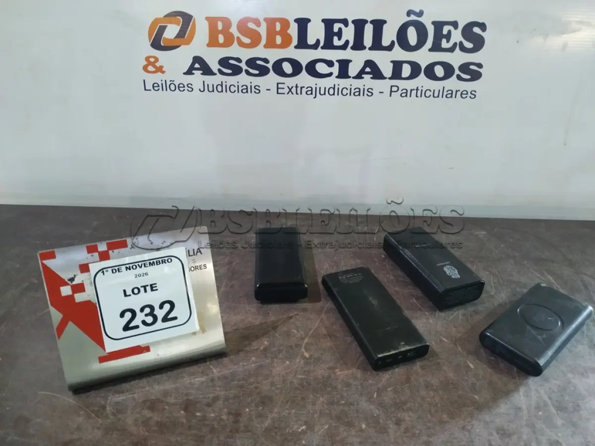 LOTE 232 - 04 POWER BANKS DE MARCAS E POTÊNCIAS DIVERSAS. (NO ESTADO) ATENÇÃO! FAZER A VISITAÇÃO ANTES DE ARREMATAR, NÃO SABEMOS SE FUNCIONA, LEILÃO NÃO TEM GARANTIA E NEM DEVOLUÇÃO, SUJEITO A POSSÍVEIS AVARIAS VISÍVEIS/OCULTAS E/OU AUSÊNCIA DE COMPONENTES.