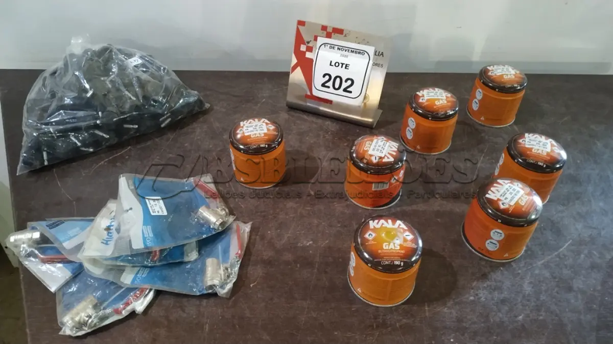 LOTE 202 - 07 LATAS REFIS CARTUCHO DE GÁS BUTANO/PROPANO DE 190G CADA MARCA KALA, 05 REGISTROS ESFERA DE 3/8 E GRANDE QUANTIDADE DE RODINHAS PARA MÓVEIS. (NO ESTADO) ATENÇÃO! FAZER A VISITAÇÃO ANTES DE ARREMATAR, NÃO SABEMOS SE FUNCIONA, LEILÃO NÃO TEM GARANTIA E NEM DEVOLUÇÃO, SUJEITO A POSSÍVEIS AVARIAS VISÍVEIS/OCULTAS E/OU AUSÊNCIA DE COMPONENTES.