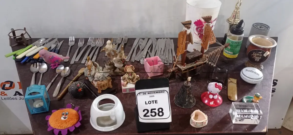 LOTE 258 - 01 LOTE COM DECORAÇÕES DE PORCELANA, ESFERAS PLÁSTICAS DE AIR SOFT, TALHERES DE ITENS DECORATIVOS DIVERSOS. (NO ESTADO) ATENÇÃO! FAZER A VISITAÇÃO ANTES DE ARREMATAR, NÃO SABEMOS SE FUNCIONA, LEILÃO NÃO TEM GARANTIA E NEM DEVOLUÇÃO, SUJEITO A POSSÍVEIS AVARIAS VISÍVEIS/OCULTAS E/OU AUSÊNCIA DE COMPONENTES.