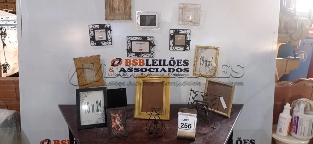 LOTE 256 - 01 LOTE COM VÁRIOS PORTA RETRATOS DE MODELOS DIVERSOS. (NO ESTADO) ATENÇÃO! FAZER A VISITAÇÃO ANTES DE ARREMATAR, NÃO SABEMOS SE FUNCIONA, LEILÃO NÃO TEM GARANTIA E NEM DEVOLUÇÃO, SUJEITO A POSSÍVEIS AVARIAS VISÍVEIS/OCULTAS E/OU AUSÊNCIA DE COMPONENTES.