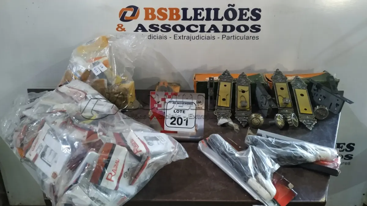 LOTE 201 - 03 PORTAS ELETRODOS, 02 FECHADURAS E GRANDE QUANTIDADE DE INTERRUPTORES E RELÉ FOTOELETRÔNICOS COM SOQUETE. (NO ESTADO) ATENÇÃO! FAZER A VISITAÇÃO ANTES DE ARREMATAR, NÃO SABEMOS SE FUNCIONA, LEILÃO NÃO TEM GARANTIA E NEM DEVOLUÇÃO, SUJEITO A POSSÍVEIS AVARIAS VISÍVEIS/OCULTAS E/OU AUSÊNCIA DE COMPONENTES.