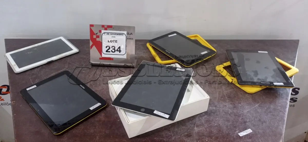 LOTE 234 - 01 IPAD APPLE E 04 TABLETS DE MARCAS E MODELOS DIVERSOS. (NO ESTADO) ATENÇÃO! FAZER A VISITAÇÃO ANTES DE ARREMATAR, NÃO SABEMOS SE FUNCIONA, LEILÃO NÃO TEM GARANTIA E NEM DEVOLUÇÃO, SUJEITO A POSSÍVEIS AVARIAS VISÍVEIS/OCULTAS E/OU AUSÊNCIA DE COMPONENTES.