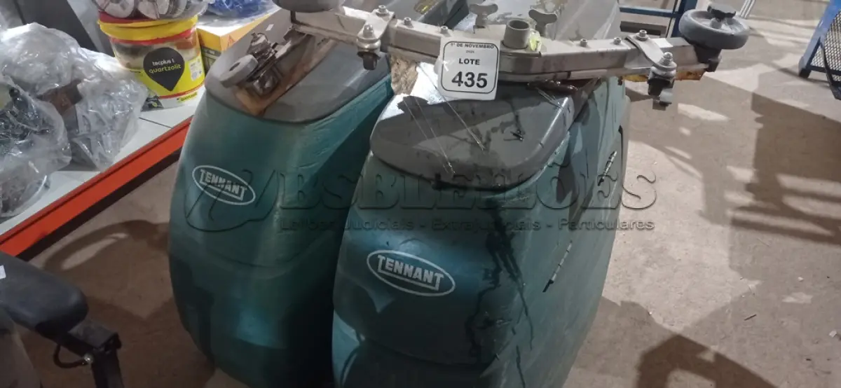 LOTE 435 - 02 LAVADORAS DE PISO PROFISSIONAL AUTOMÁTICA MODELO T3 MARCA  TENNANT. (NO ESTADO) ATENÇÃO! FAZER A VISITAÇÃO ANTES DE ARREMATAR, NÃO SABEMOS SE FUNCIONA, LEILÃO NÃO TEM GARANTIA E NEM DEVOLUÇÃO, SUJEITO A POSSÍVEIS AVARIAS VISÍVEIS/OCULTAS E/OU AUSÊNCIA DE COMPONENTES.