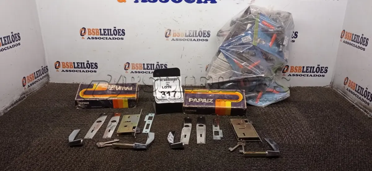 LOTE 317 - 02 FECHADURAS MARCA PAPAIZ E VÁRIOS IRRIGADORES MODELO P5 COM BASE. (NO ESTADO) ATENÇÃO! FAZER A VISITAÇÃO ANTES DE ARREMATAR, NÃO SABEMOS SE FUNCIONA, LEILÃO NÃO TEM GARANTIA E NEM DEVOLUÇÃO, SUJEITO A POSSÍVEIS AVARIAS VISÍVEIS/OCULTAS E/OU AUSÊNCIA DE COMPONENTES.