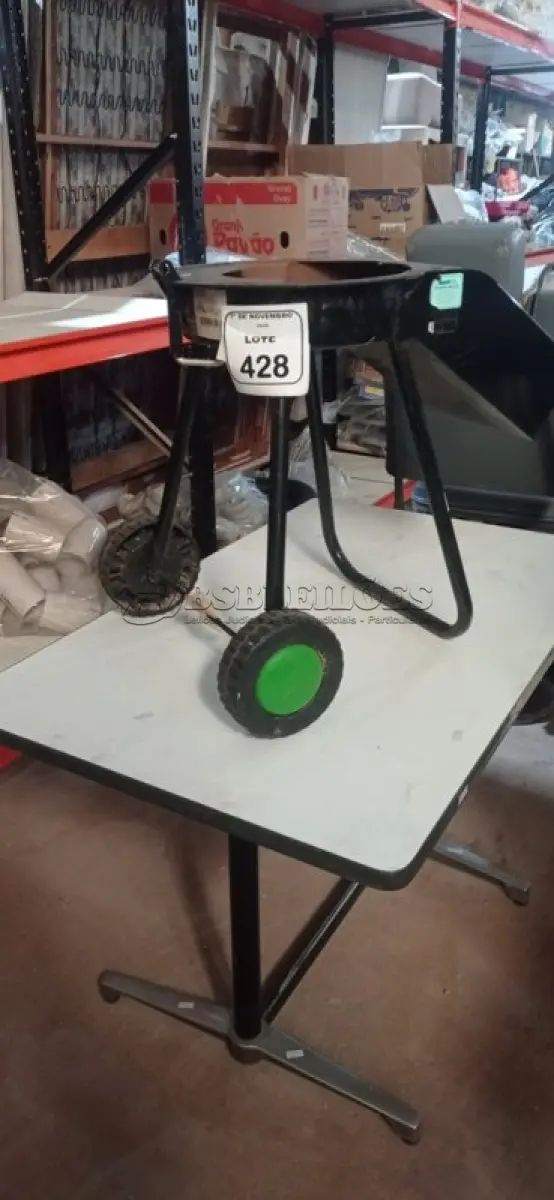 LOTE 428 - 01 BASE DE TRITURADOR DE FOLHAS E 01 MESA COM TAMPO EM MADEIRA DE 1,06X0,66M. (NO ESTADO) ATENÇÃO! FAZER A VISITAÇÃO ANTES DE ARREMATAR, NÃO SABEMOS SE FUNCIONA, LEILÃO NÃO TEM GARANTIA E NEM DEVOLUÇÃO, SUJEITO A POSSÍVEIS AVARIAS VISÍVEIS/OCULTAS E/OU AUSÊNCIA DE COMPONENTES.