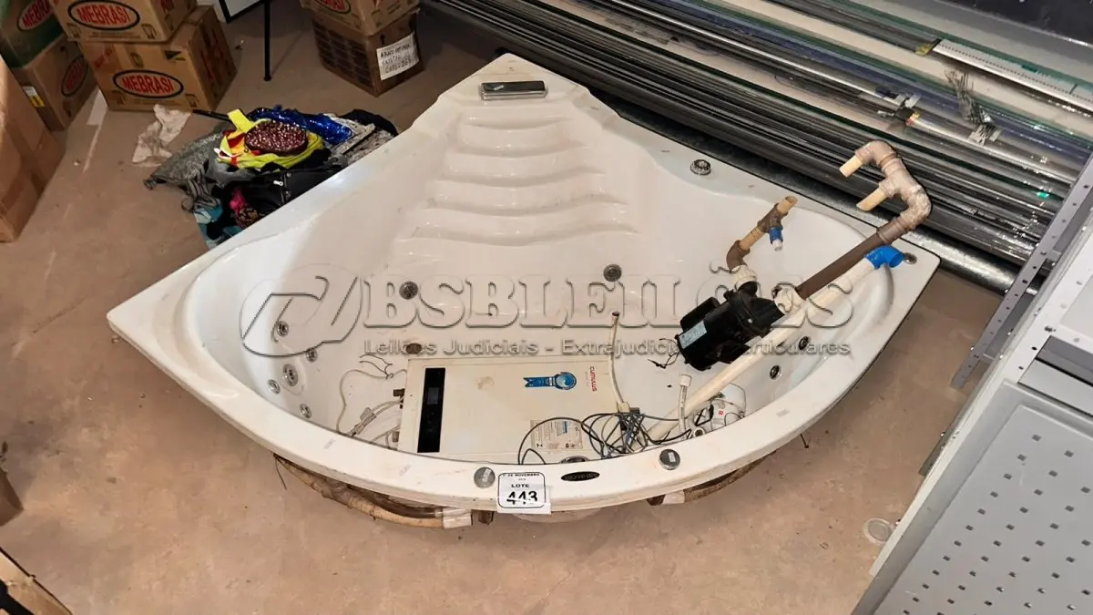LOTE 443 - 01 BANHEIRA MARCA ASTRACRIL. (NO ESTADO) ATENÇÃO! FAZER A VISITAÇÃO ANTES DE ARREMATAR, NÃO SABEMOS SE FUNCIONA, LEILÃO NÃO TEM GARANTIA E NEM DEVOLUÇÃO, SUJEITO A POSSÍVEIS AVARIAS VISÍVEIS/OCULTAS E/OU AUSÊNCIA DE COMPONENTES.