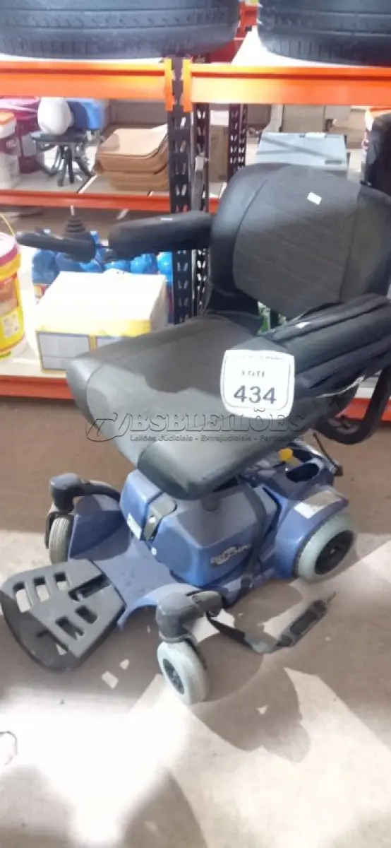 LOTE 434 - 01 CADEIRA DE RODAS MOTORIZADA. (NO ESTADO) ATENÇÃO! FAZER A VISITAÇÃO ANTES DE ARREMATAR, NÃO SABEMOS SE FUNCIONA, LEILÃO NÃO TEM GARANTIA E NEM DEVOLUÇÃO, SUJEITO A POSSÍVEIS AVARIAS VISÍVEIS/OCULTAS E/OU AUSÊNCIA DE COMPONENTES.