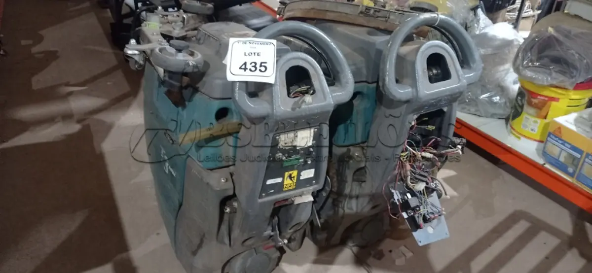 LOTE 435 - 02 LAVADORAS DE PISO PROFISSIONAL AUTOMÁTICA MODELO T3 MARCA  TENNANT. (NO ESTADO) ATENÇÃO! FAZER A VISITAÇÃO ANTES DE ARREMATAR, NÃO SABEMOS SE FUNCIONA, LEILÃO NÃO TEM GARANTIA E NEM DEVOLUÇÃO, SUJEITO A POSSÍVEIS AVARIAS VISÍVEIS/OCULTAS E/OU AUSÊNCIA DE COMPONENTES.