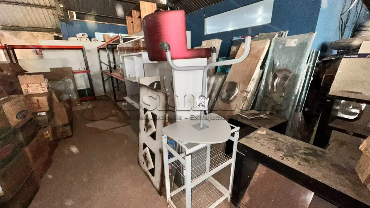 LOTE 444 - 01 MESA PEQUENA, 03 QUADROS DECORATIVOS, 01 PRATELEIRA DE FERRO GRADEADO E 05 ARMÁRIOS DE TAMANHOS E MODELOS DIVERSOS. (NO ESTADO) ATENÇÃO! FAZER A VISITAÇÃO ANTES DE ARREMATAR, NÃO SABEMOS SE FUNCIONA, LEILÃO NÃO TEM GARANTIA E NEM DEVOLUÇÃO, SUJEITO A POSSÍVEIS AVARIAS VISÍVEIS/OCULTAS E/OU AUSÊNCIA DE COMPONENTES.