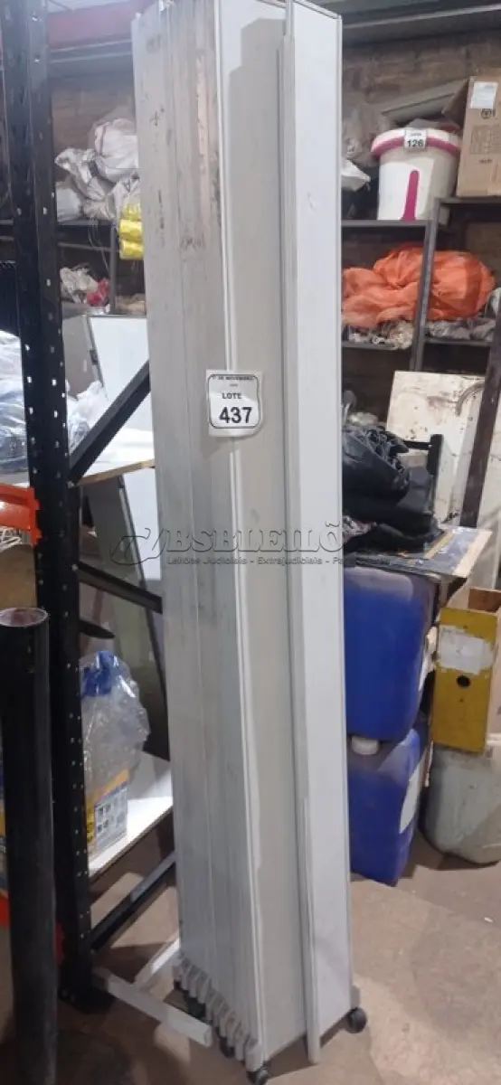 LOTE 437 - 01 BIOMBO NA COR BRANCA. (NO ESTADO) ATENÇÃO! FAZER A VISITAÇÃO ANTES DE ARREMATAR, NÃO SABEMOS SE FUNCIONA, LEILÃO NÃO TEM GARANTIA E NEM DEVOLUÇÃO, SUJEITO A POSSÍVEIS AVARIAS VISÍVEIS/OCULTAS E/OU AUSÊNCIA DE COMPONENTES.