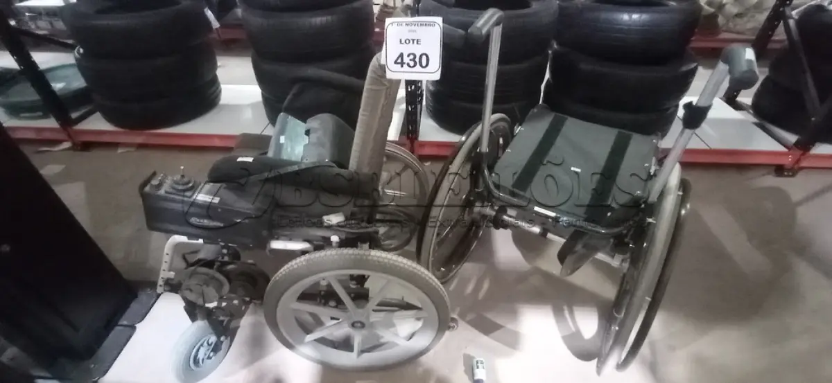 LOTE 430 - 01 CADEIRA DE RODAS MOTORIZADA E 01 CADEIRA DE RODAS. (NO ESTADO) ATENÇÃO! FAZER A VISITAÇÃO ANTES DE ARREMATAR, NÃO SABEMOS SE FUNCIONA, LEILÃO NÃO TEM GARANTIA E NEM DEVOLUÇÃO, SUJEITO A POSSÍVEIS AVARIAS VISÍVEIS/OCULTAS E/OU AUSÊNCIA DE COMPONENTES.