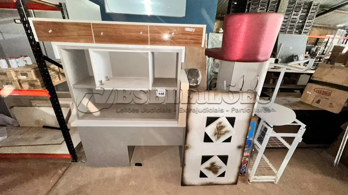 LOTE 444 - 01 MESA PEQUENA, 03 QUADROS DECORATIVOS, 01 PRATELEIRA DE FERRO GRADEADO E 05 ARMÁRIOS DE TAMANHOS E MODELOS DIVERSOS. (NO ESTADO) ATENÇÃO! FAZER A VISITAÇÃO ANTES DE ARREMATAR, NÃO SABEMOS SE FUNCIONA, LEILÃO NÃO TEM GARANTIA E NEM DEVOLUÇÃO, SUJEITO A POSSÍVEIS AVARIAS VISÍVEIS/OCULTAS E/OU AUSÊNCIA DE COMPONENTES.