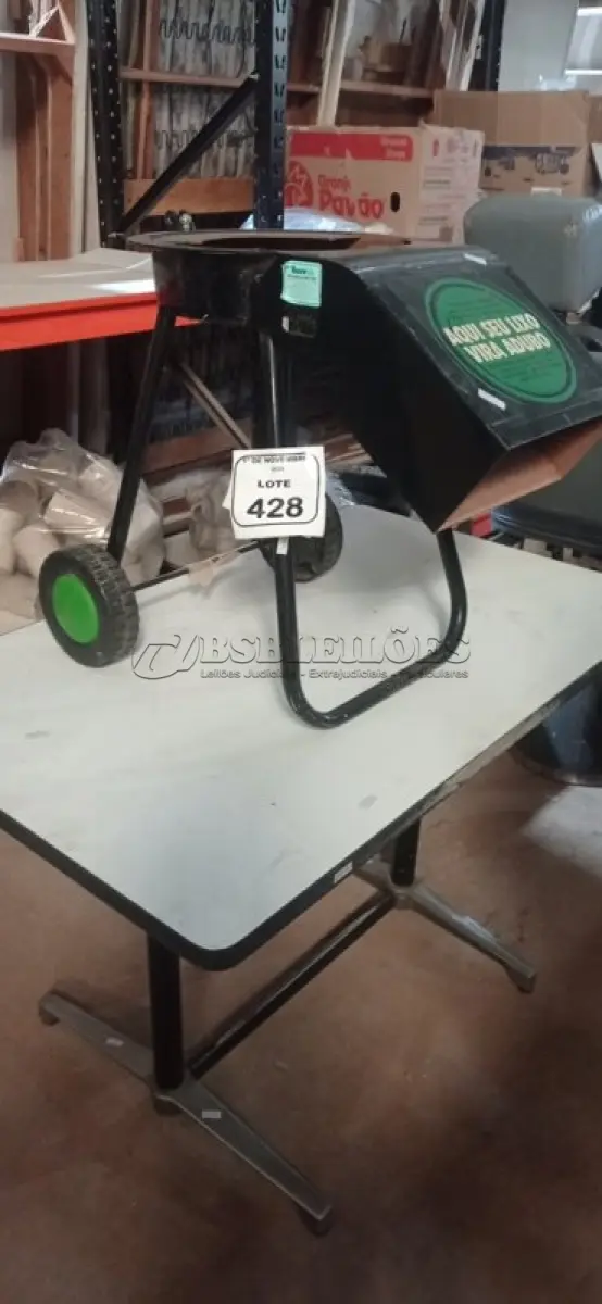 LOTE 428 - 01 BASE DE TRITURADOR DE FOLHAS E 01 MESA COM TAMPO EM MADEIRA DE 1,06X0,66M. (NO ESTADO) ATENÇÃO! FAZER A VISITAÇÃO ANTES DE ARREMATAR, NÃO SABEMOS SE FUNCIONA, LEILÃO NÃO TEM GARANTIA E NEM DEVOLUÇÃO, SUJEITO A POSSÍVEIS AVARIAS VISÍVEIS/OCULTAS E/OU AUSÊNCIA DE COMPONENTES.