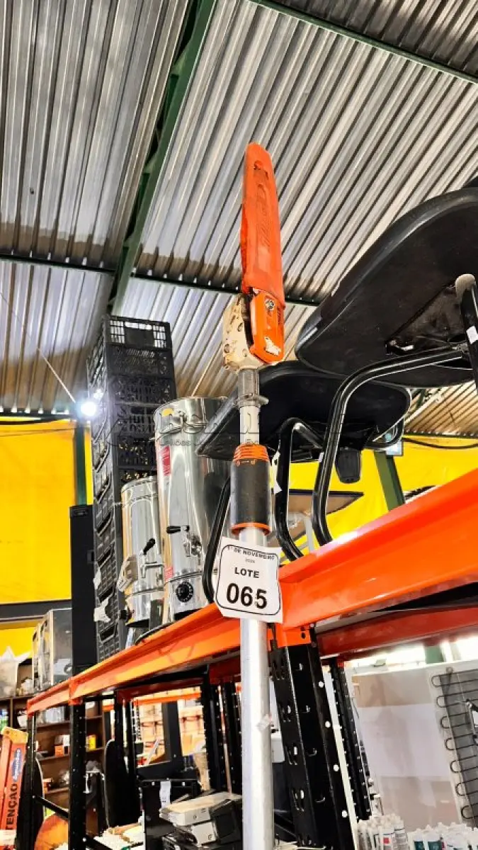 LOTE 065 - 01 MOTOPODA MARCA STIHL. (NO ESTADO) ATENÇÃO! FAZER A VISITAÇÃO ANTES DE ARREMATAR, NÃO SABEMOS SE FUNCIONA, LEILÃO NÃO TEM GARANTIA E NEM DEVOLUÇÃO, SUJEITO A POSSÍVEIS AVARIAS VISÍVEIS/OCULTAS E/OU AUSÊNCIA DE COMPONENTES.